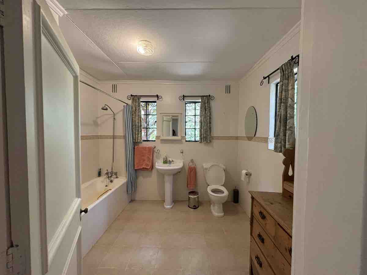 Bathroom 1-01   - Hornbill House